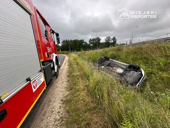 VW dachował do rowu. Kierowca oddalił się porzucając pojazd