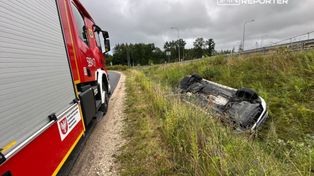 VW dachował do rowu. Kierowca oddalił się porzucając pojazd