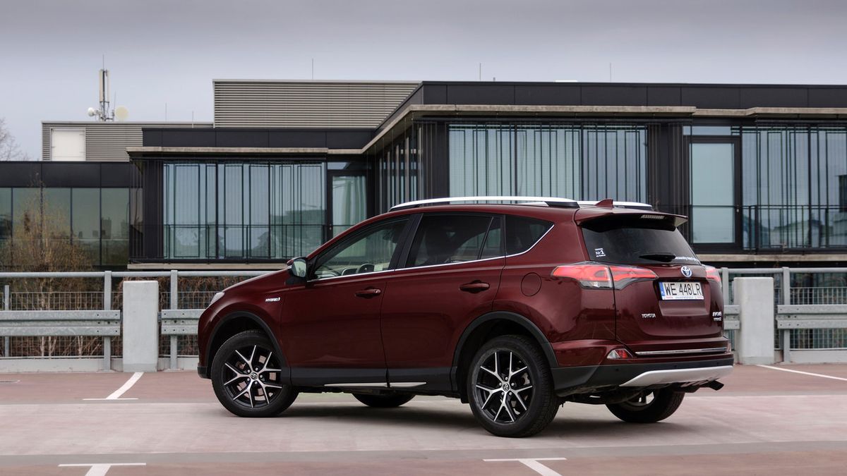 Rabat na hybrydowe RAV4 wynosi 13 tys. zł.