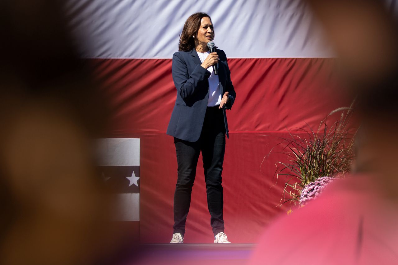 Kamala Harris i jej trampki zmieniają oblicze polityki. Po Białym Domu też będzie chodzić w Conversach