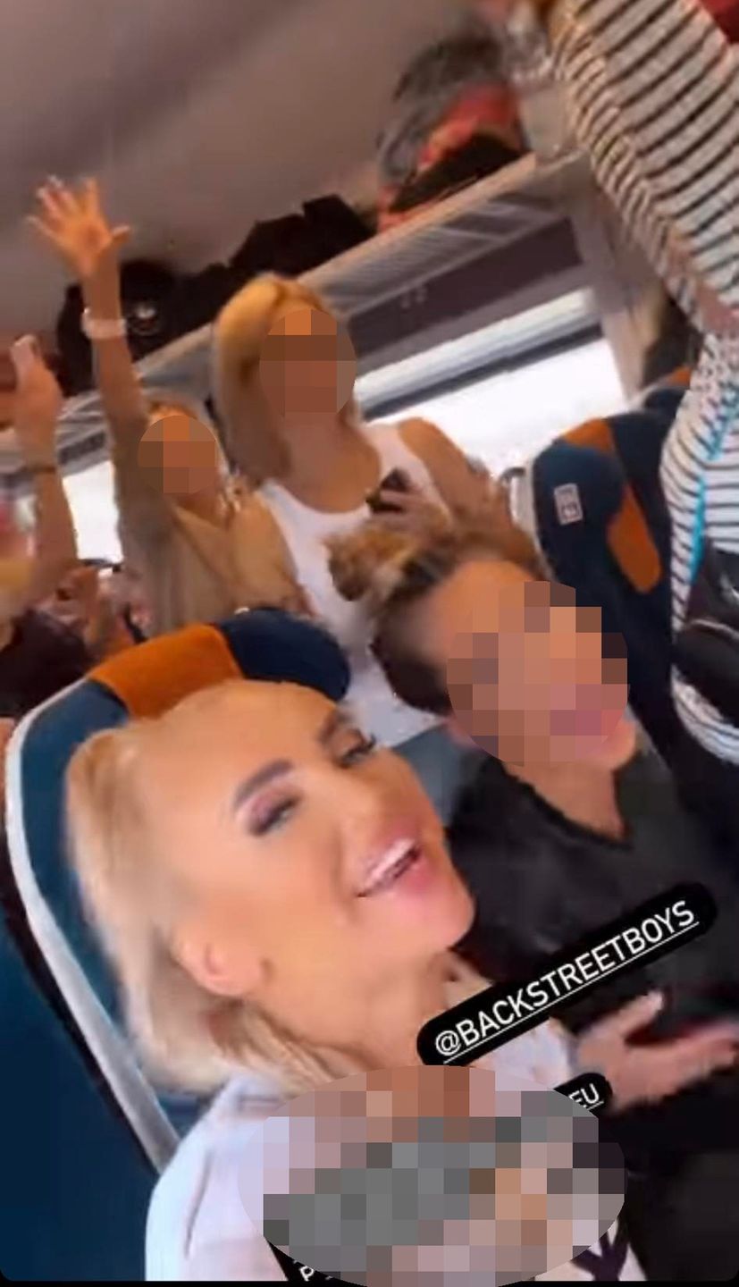 Izabela Macudzińska z koleżankami w pociągu