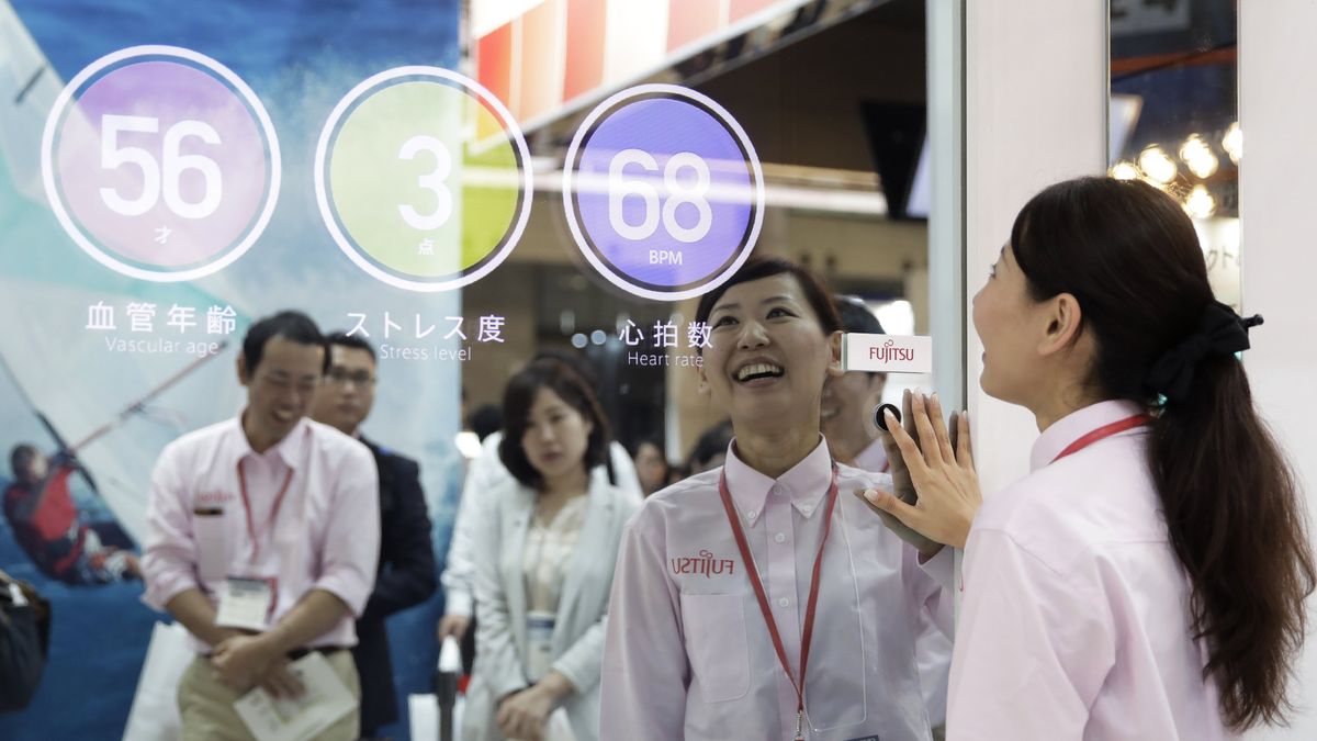 CEATEC JAPAN 2017 Exhibition in Chiba
epa06241219 A booth attendant interacts with a mirror equipped with Fujitsu Ltd.'s Health Advisory Agent Device as she demonstrates it during the CEATEC (Combined Exhibition of Advanced Technologies) JAPAN 2017 exhibition at Makuhari Messe in Chiba, east of Tokyo, Japan, 03 October 2017. The CEATEC JAPAN 2017 is open to the public from 03 October for a four-day exhibition.  EPA/KIYOSHI OTA 
Dostawca: PAP/EPA.
KIYOSHI OTA