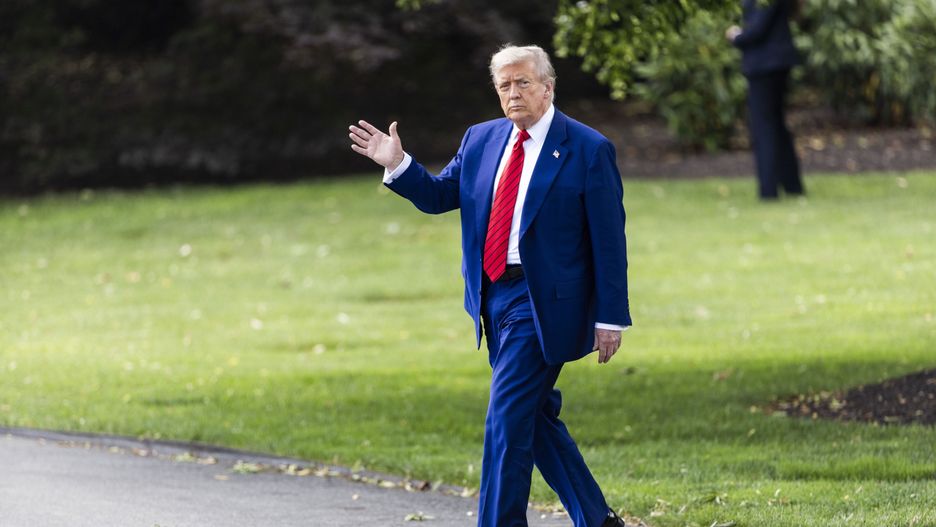 President Trump departs White House for New Jersey
epa12188121 US President Donald Trump leaves the White House for his golf club in Bedminster, New Jersey in Washington, DC, USA, 20 June 2025. Trump didn't respond to shouted questions about the ongoing conflict between Israel and Iran.  EPA/JIM LO SCALZO 
Dostawca: PAP/EPA.
JIM LO SCALZO
WH, governemnt