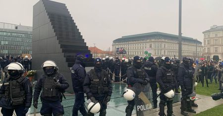 Strajk Kobiet w Warszawie. Otoczony pomnik. "Proszę się nie bać"