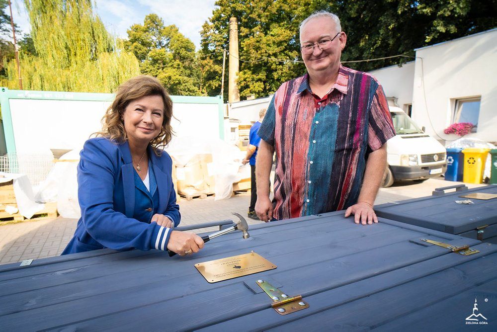 Zielona Góra: Do schroniska dla bezdomnych zwierząt trafiły dwie skrzynie na karmę od Stelmetu
