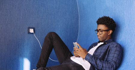 Używasz telefonu podczas ładowania? Eksperci mówią, co może się stać
