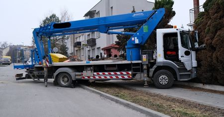 Podnośnik stoczył się i przejechał po kierowcy, który próbował go zatrzymać. Ulica w Lublinie jest zablokowana [ZDJĘCIA]