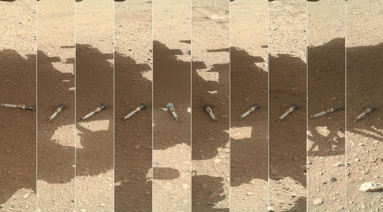 Fotomontaż przedstawiający różne pojemniki z próbkami krótko po ich zdeponowaniu na powierzchni Marsa przez łazik Perseverance. Zawierają one kolekcję skał i regolitu, które mogą zostać pobrane w przyszłości w ramach misji Mars Sample Return.