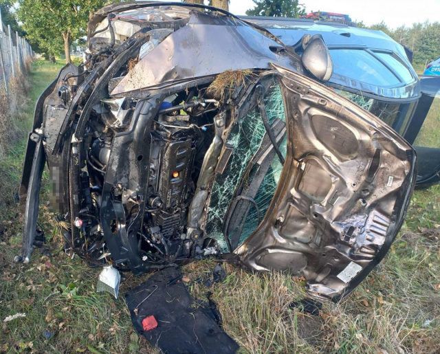 Zasnęła za kierownicą hondy, po chwili pojazd dachował (zdjęcia)