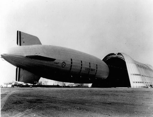 USS Macon podczas wyprowadzania z hangaru