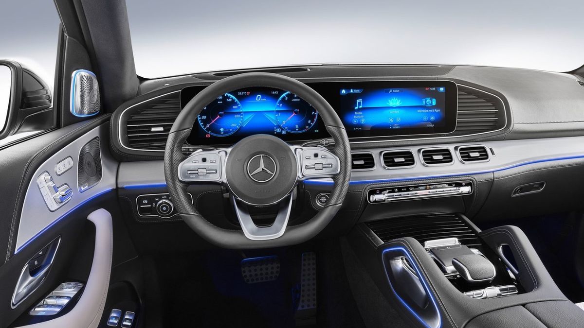 Ekrany dotykowe, sterowanie głosowe, przyciski, panele - prowadzenie pojazdu staje się prostsze, nić ich obsługa. (fot. Mercedes)