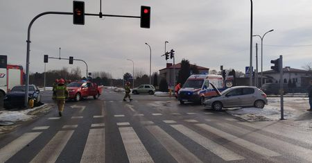 Zderzenie na skrzyżowaniu Siennieńskiej i Rzeczki. Dwaj kierowcy w szpitalu