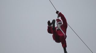 Rzeszów: Święty Mikołaj zjechał tyrolką na rynek