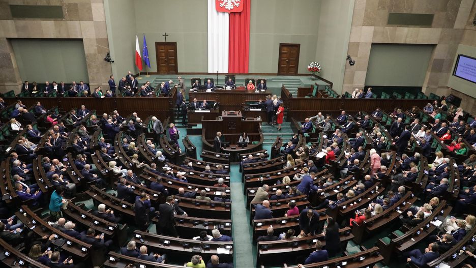 Polacy przekazują swoim reprezentantom co miesiąc 804 818,28 zło