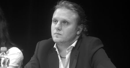 Zaniedbany grób Piotra Woźniaka-Staraka. "Deski i wystające pręty"
