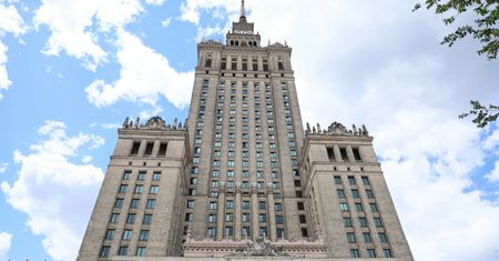 Śmiertelny upadek przy Pałacu Kultury. 31-latek zginął na placu Defilad