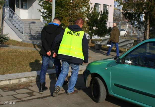 Telewizyjny wróżbita pedofil zmuszał nastolatki do "rozbieranych sesji przez internet"!