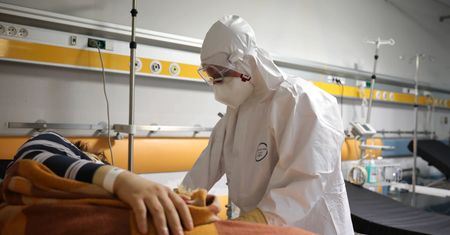 Liczba zakażeń cały czas rośnie. Dr Dzieciątkowski: "Jesienią nałożą się dwa wirusy i będziemy walczyć z superinfekcją"