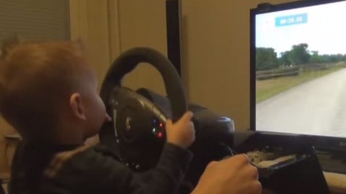 Film dnia: Rośnie nowy Kubica. Trzylatek gra w wyścigi na kierownicy i idzie mu świetnie! 1