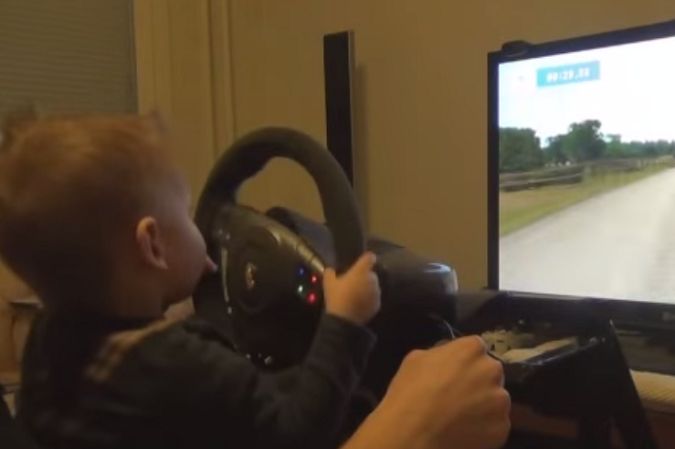 Film dnia: Rośnie nowy Kubica. Trzylatek gra w wyścigi na kierownicy i idzie mu świetnie!