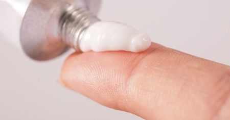 Czy maść na hemoroidy powinnyśmy kłaść pod oczy? Eksperci nie mają złudzeń