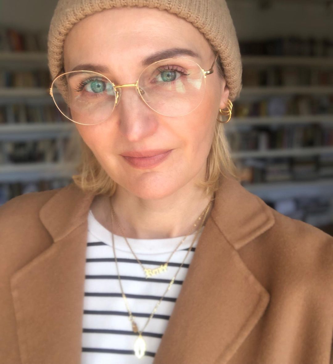 Reni Jusis w modnych okularach w złotej ramce
Instagram/renijusisofficial