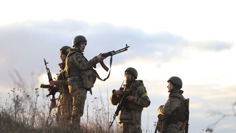epa09787457 Ukrainian servicemen take up position as they prepare to defend near of Kiev, Ukraine, 26 February 2022. Russian troops launched a major military operation on Ukraine on 24 February, after weeks of intense diplomacy and the imposition of Western sanctions on Russia aimed at preventing an armed conflict in Ukraine.  EPA/ALISA YAKUBOVYCH Dostawca: PAP/EPA.