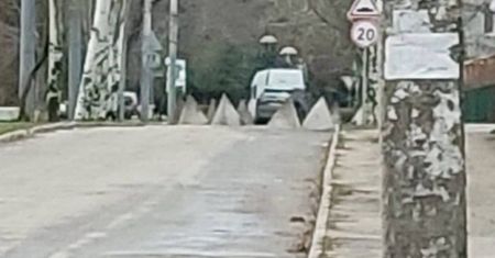 "Zęby smoka" w Melitopolu. Rozstawiają je Rosjanie