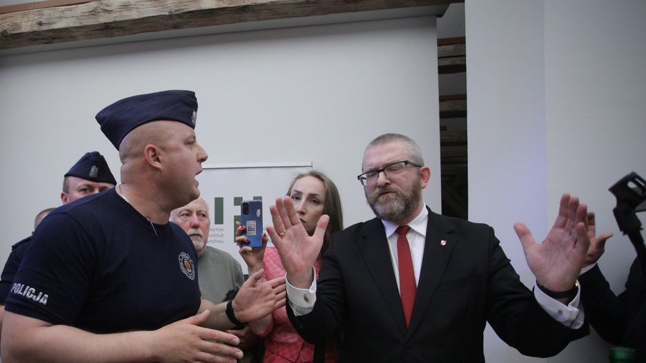 Wyklad profesora Jana Grabowskiego w Warszawie dotyczacy Holocaustu30.05.2023 Warszawa , Aleje Ujazdowskie . Niemiecki Instytut Historyczny . Pikieta przeciwnikow i wyklad profesora Jana Grabowskiego dotyczacy Holocaustu .
Fot. Adam Stepien / Agencja Wyborcza.plFot. Adam Stepien / Agencja Wyborcza.plniemiecki instytut historyczny, bakiewicz, /FR/