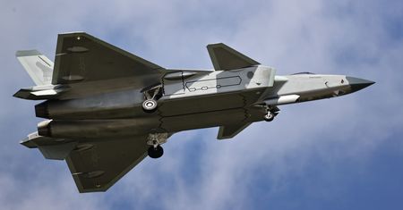 Niewidzialny myśliwiec Chengdu J-20 w akcji. Chińczycy pokazali, co potrafi