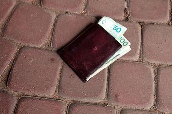 Znalazł portfel na parkingu. Teraz może żałować, że tak się zachował