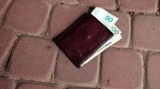 Znalazł portfel z gotówką. Teraz może żałować, że tak się zachował