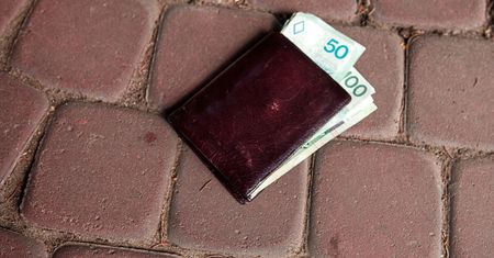 Znalazł portfel na parkingu. Teraz może żałować, że tak się zachował