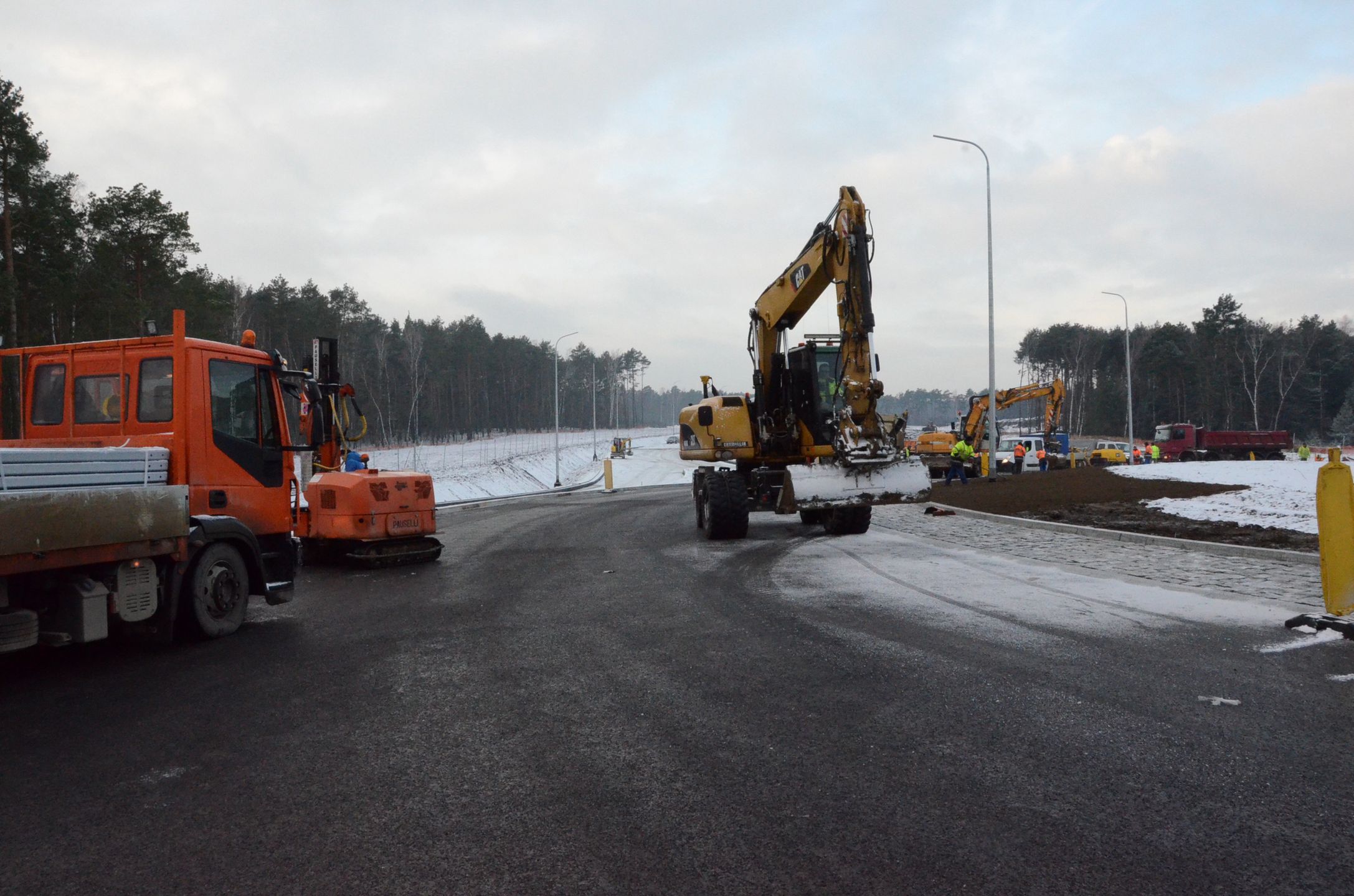 Rondo przy A2 i S14 dzień przed ponownym otwarciem węzła Emilia