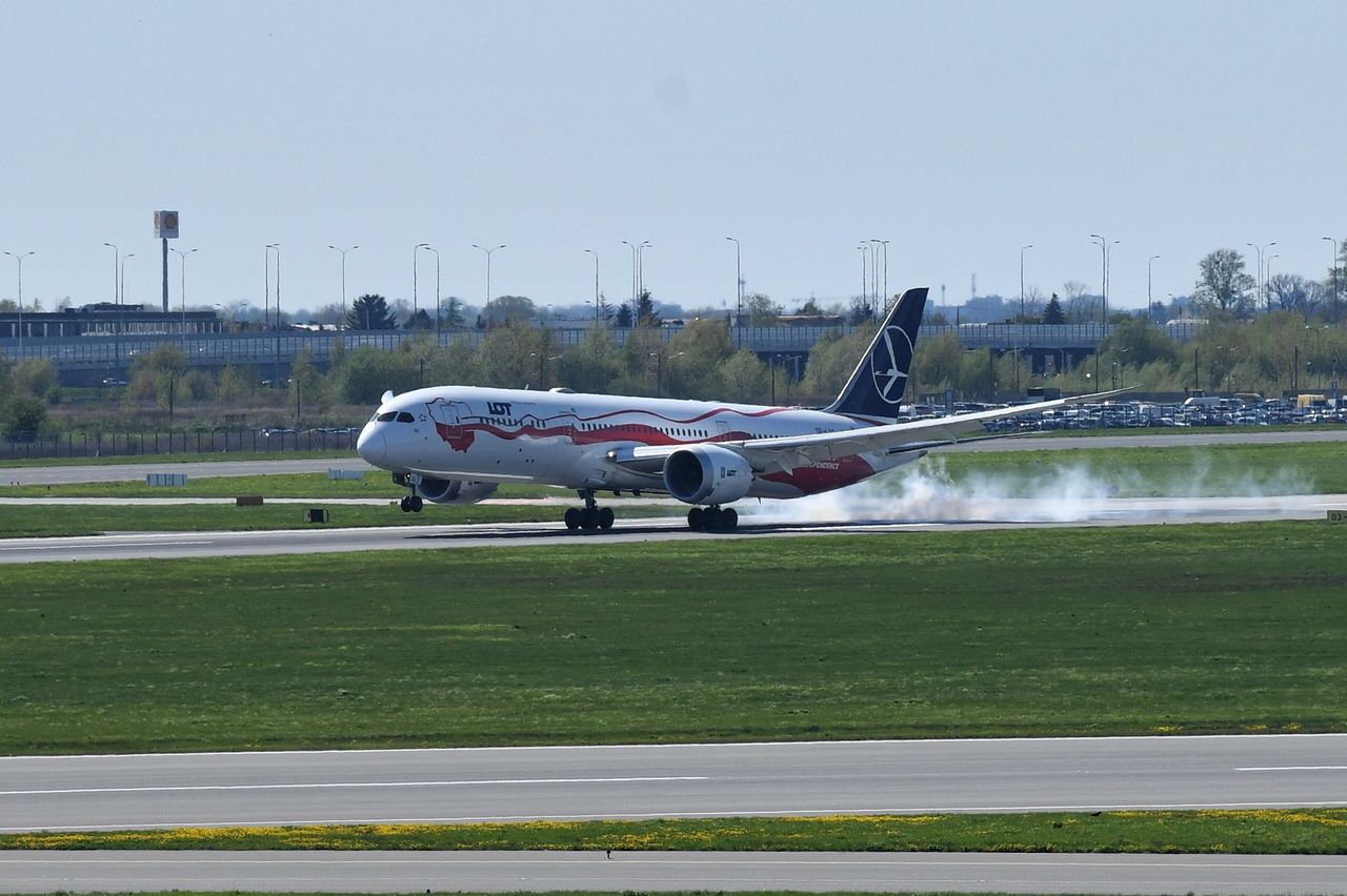 Warszawa. LOT-owski dreamliner z ewakuowanymi osobami z New Delhi wylądował 