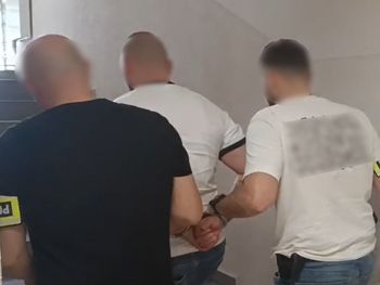 Miał ponad 800 gramów narkotyków w mieszkaniu. 27-latek wpadł podczas policyjnego nalotu