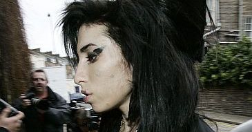 Amy Winehouse płaci za narkotyki męża?