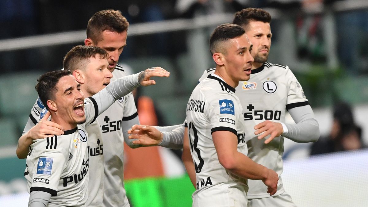 Warszawa, 02.04.2022. Radość zawodników Legii Warszawa po bramce zdobytej przez Thomasa Pekharta podczas meczu 27. kolejki piłkarskiej Ekstraklasy z Lechią Gdańsk, 2 bm. (js) PAP/Piotr Nowak