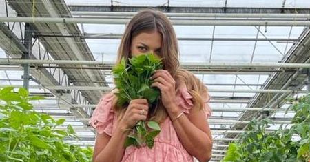 Anna Lewandowska wącha liście w gumiakach i sukience za 4,5 tysiąca złotych (FOTO)