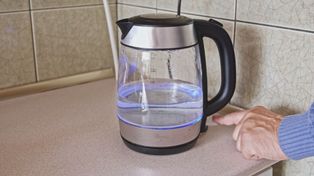 Czy wodę w czajniku można gotować drugi raz? Wyjaśnijmy to raz na zawsze