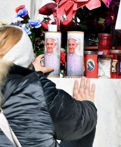 Był "stan krytyczny". Media: Najbliższe godziny "kluczowe" dla papieża