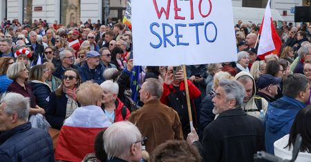 "Weto dla Karola Nawrockiego". Protest przed Pałacem Prezydenckim ws. SAFE