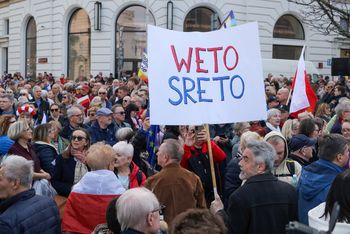"Weto dla Karola Nawrockiego". Protest przed Pałacem Prezydenckim ws. SAFE