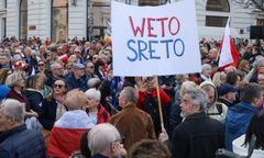 "Weto dla Karola Nawrockiego". Protest przed Pałacem Prezydenckim ws. SAFE