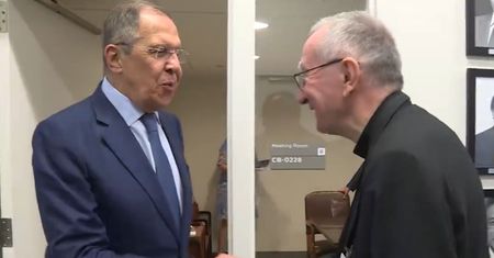 Wysłannik papieża i Ławrow. Uściski i uśmiechy