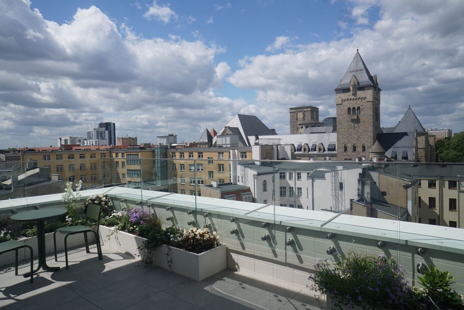 Z tarasu na 6. piętrze budynku roztacza się panorama na zachodnią część centrum Poznania i dzielnicę cesarską. 