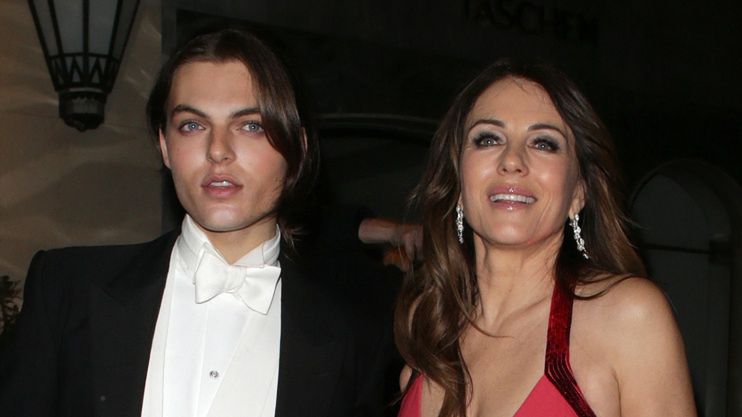 20-letni syn Elizabeth Hurley pręży mięśnie na plaży