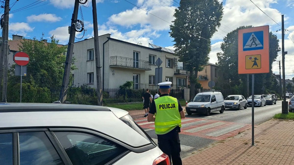 Policjanci pilnują bezpieczeństwa dzieci 