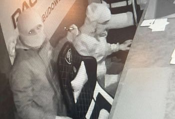 Rabusie włamali się do firmy. Ujawnił ich twarze
