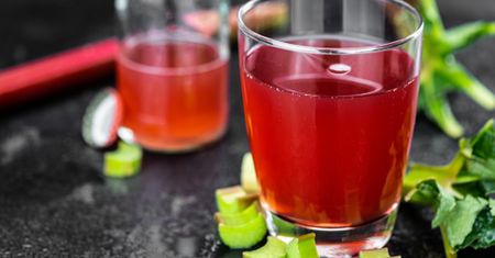Lemoniada z rabarbarem i owocami leśnymi. Umili majowe popołudnia
